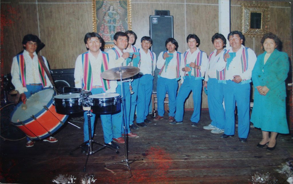 Comparsa “Los Mollo” con una de sus primeras formaciones. De izquierda a derecha: Freddy Condori, Cristián Mollo, Hector “Tito” Mollo, Johnny Medina, Wilme González, Ernesto “Chino” Mollo, Pedro Mamani, Hugo Flores, Héctor Mollo, Claudina Castro (archivo fotográfico familia Mollo Lucay)