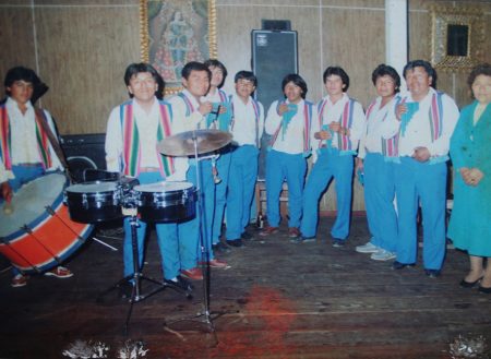 Comparsa “Los Mollo” con una de sus primeras formaciones. De izquierda a derecha: Freddy Condori, Cristián Mollo, Hector “Tito” Mollo, Johnny Medina, Wilme González, Ernesto “Chino” Mollo, Pedro Mamani, Hugo Flores, Héctor Mollo, Claudina Castro (archivo fotográfico familia Mollo Lucay) Comparsa “Los Mollo” con una de sus primeras formaciones. De izquierda a derecha: Freddy Condori, Cristián Mollo, Hector “Tito” Mollo, Johnny Medina, Wilme González, Ernesto “Chino” Mollo, Pedro Mamani, Hugo Flores, Héctor Mollo, Claudina Castro (archivo fotográfico familia Mollo Lucay)